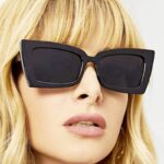Femme portant les lunettes de soleil Stella noir chic avec protection UV400.