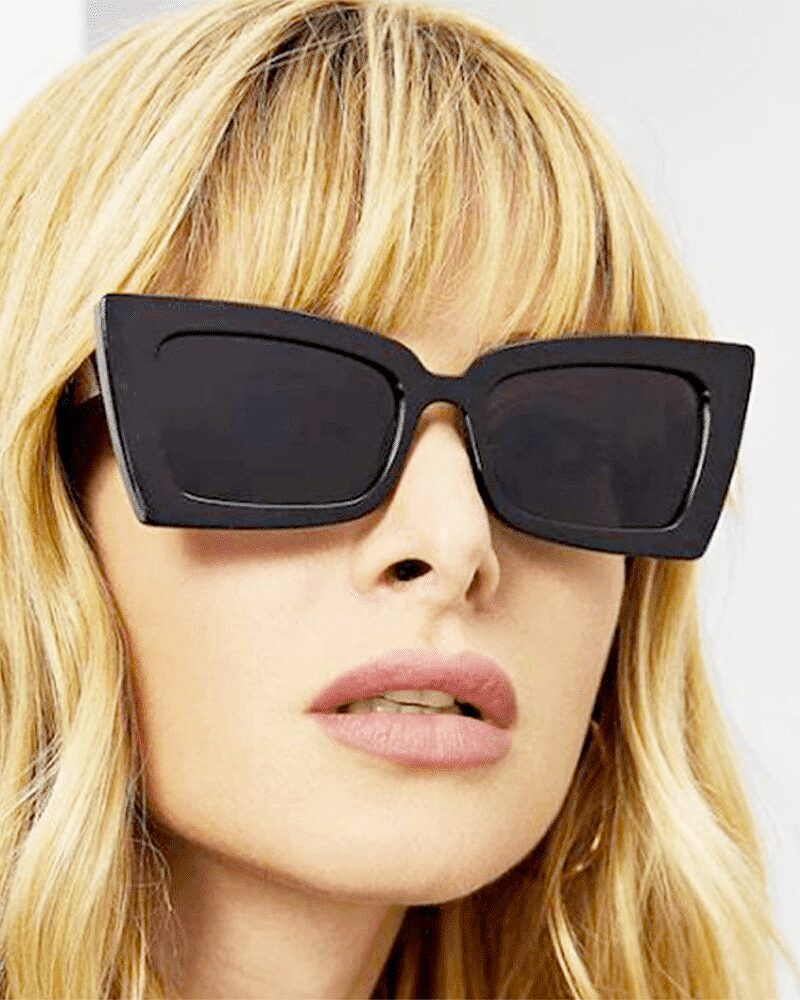 Femme portant les lunettes de soleil Stella noir chic avec protection UV400.