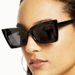 Femme portant les lunettes de soleil Stella noir chic avec protection UV400.