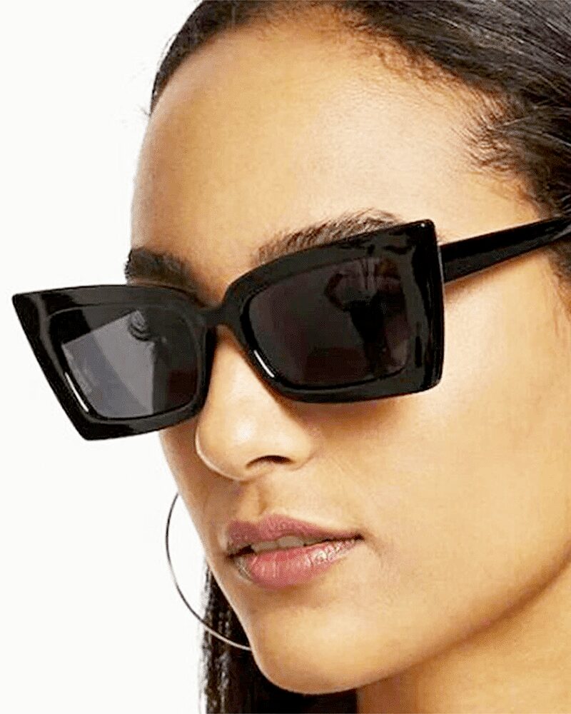 Femme portant les lunettes de soleil Stella noir chic avec protection UV400.