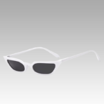Lunettes de soleil Valentina blanches au style rétro, offrant une protection UV400, portées par une femme. Disponibles chez Izamel.