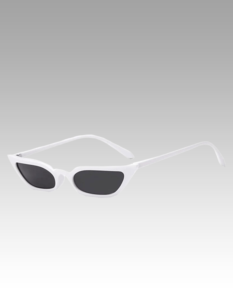 Lunettes de soleil Valentina blanches au style rétro, offrant une protection UV400, portées par une femme. Disponibles chez Izamel.