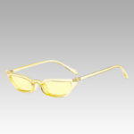Lunettes de soleil Valentina jaunes au style rétro, offrant une protection UV400, portées par une femme. Disponibles chez Izamel.