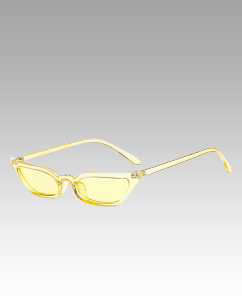Lunettes de soleil Valentina jaunes au style rétro, offrant une protection UV400, portées par une femme. Disponibles chez Izamel.
