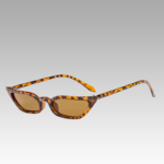 Lunettes de soleil Valentina motif léopard au style rétro, offrant une protection UV400, portées par une femme. Disponibles chez Izamel.