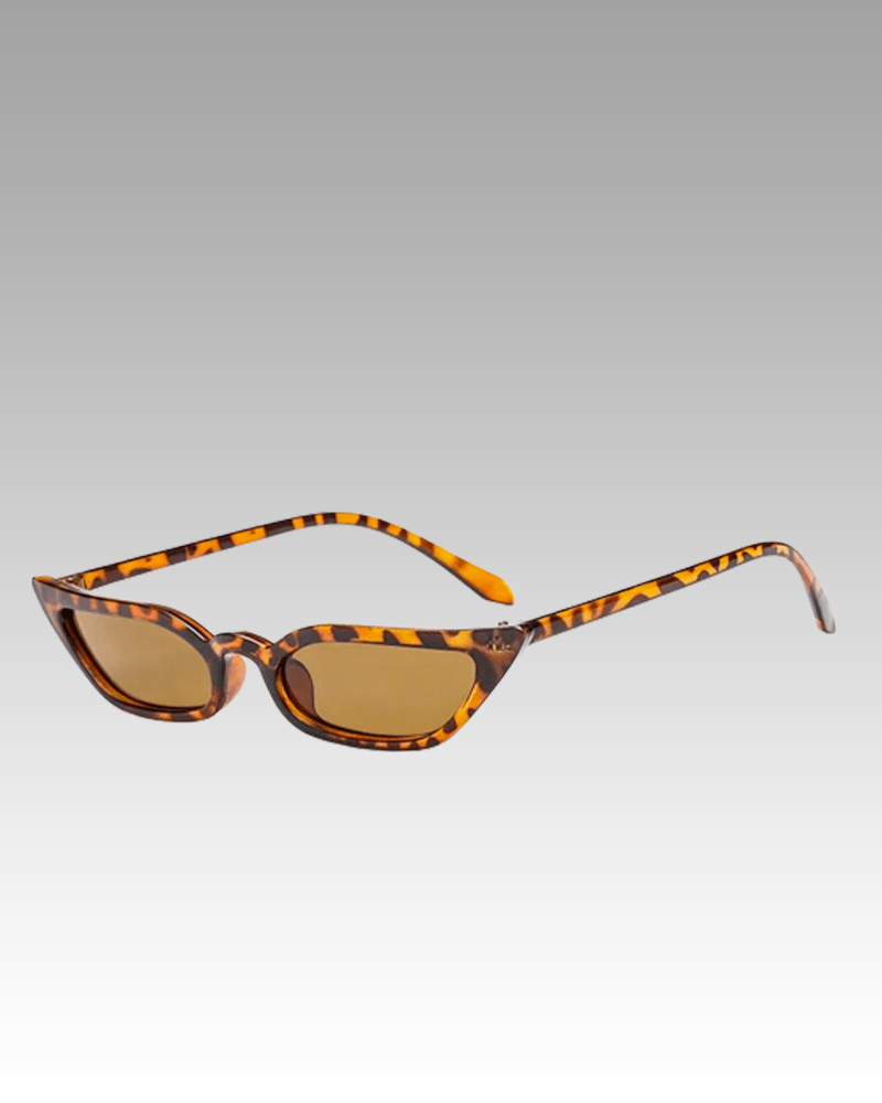 Lunettes de soleil Valentina motif léopard au style rétro, offrant une protection UV400, portées par une femme. Disponibles chez Izamel.