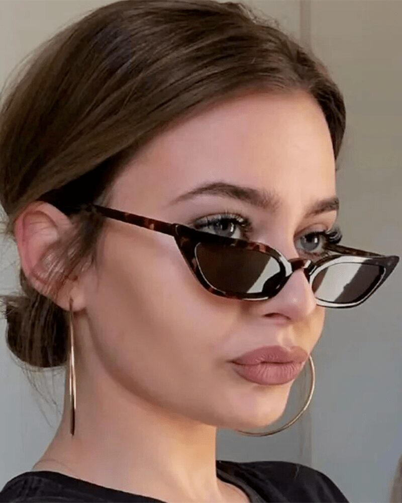 Lunettes de soleil Valentina motif léopard au style rétro, offrant une protection UV400, portées par une femme.