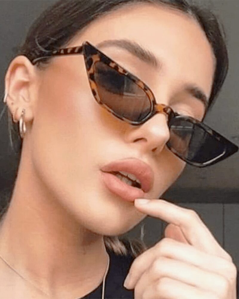 Lunettes de soleil Valentina motif léopard au style rétro, offrant une protection UV400, portées par une femme.