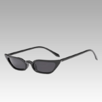 Style rétro élégant : Lunettes de soleil Valentina noires, avec protection UV400, portées avec charme par une femme. Disponibles chez Izamel.