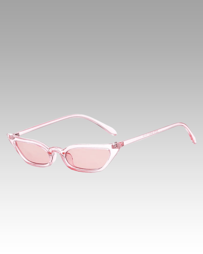 Lunettes de soleil Valentina roses au style rétro, offrant une protection UV400, portées par une femme. Disponibles chez Izamel.
