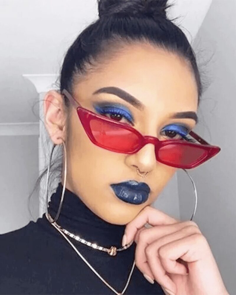 Lunettes de soleil Valentina rouges au style rétro, offrant une protection UV400, portées par une femme.