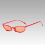 Lunettes de soleil Valentina rouges au style rétro, offrant une protection UV400, portées par une femme. Disponibles chez Izamel.