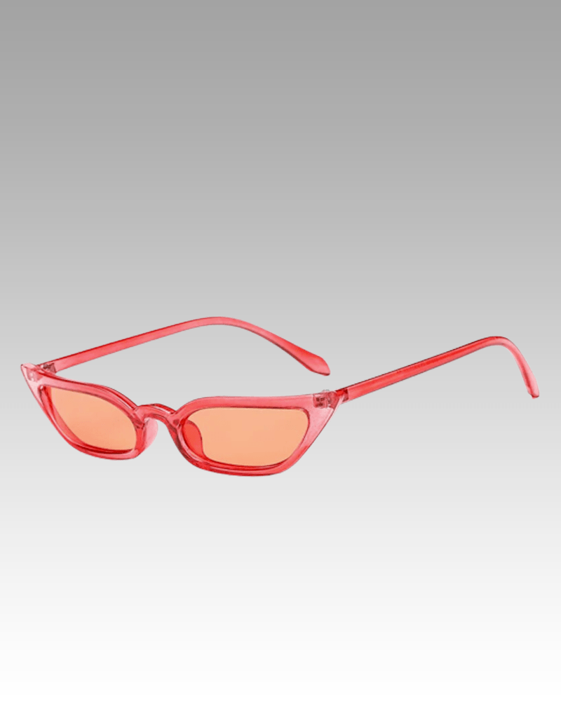 Lunettes de soleil Valentina rouges au style rétro, offrant une protection UV400, portées par une femme. Disponibles chez Izamel.