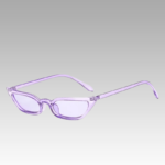 Lunettes de soleil Valentina violettes au style rétro, offrant une protection UV400, portées par une femme. Disponibles chez Izamel.