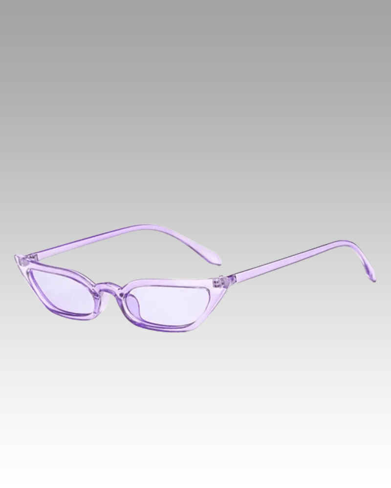 Lunettes de soleil Valentina violettes au style rétro, offrant une protection UV400, portées par une femme. Disponibles chez Izamel.