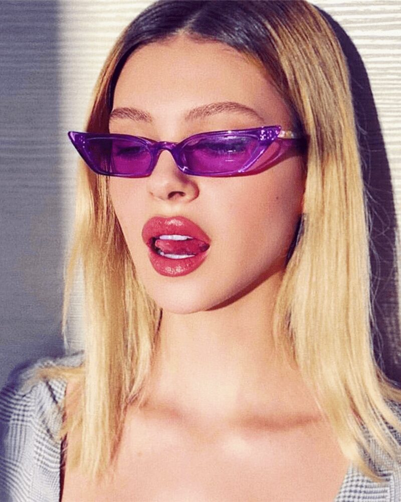 Lunettes de soleil Valentina violettes au style rétro, offrant une protection UV400, portées par une femme.