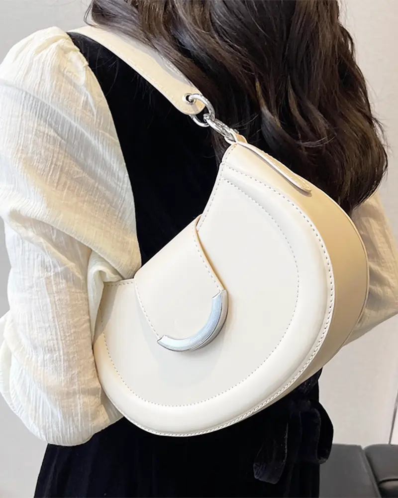 Sac à main Anaïs en similicuir blanc porté à l'épaule par une femme, disponible chez Boutique Izamel.