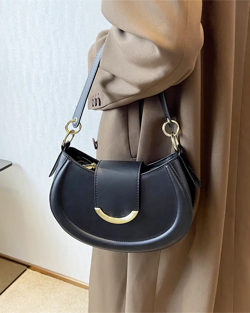 Sac à main Anaïs en similicuir noir porté au bras par une femme, disponible chez Boutique Izamel.