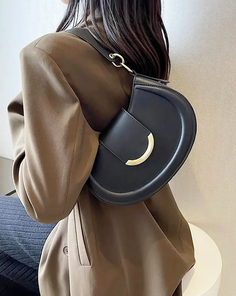 Sac à main Anaïs en similicuir noir porté à l'épaule par une femme, disponible chez Boutique Izamel.