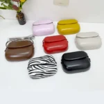 Sac à main Emy en similicuir présenté en plusieurs couleurs variées, disponible chez Boutique Izamel.