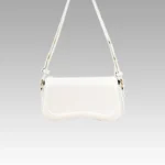 Sac à main Lina en similicuir blanc pour femmes, disponible chez Boutique Izamel.