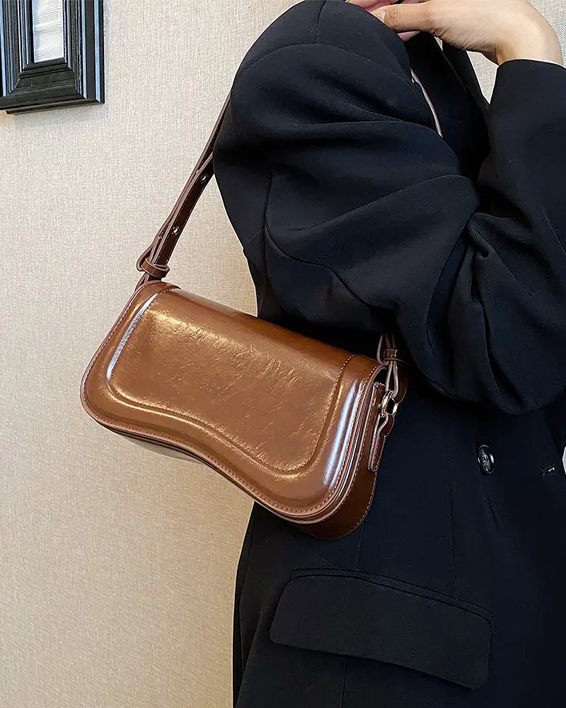 Sac à main Lina en similicuir marron porté à l'épaule par une femme – Boutique Izamel.