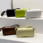 Sac à main Lina en similicuir présenté en plusieurs couleurs variées, disponible chez Boutique Izamel.