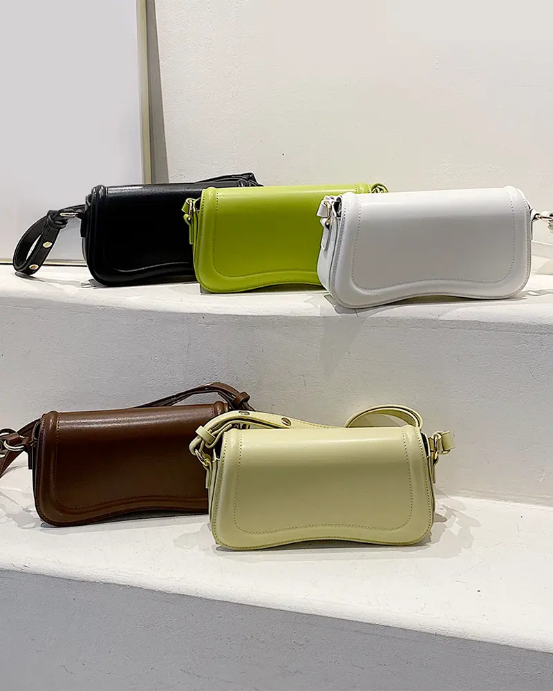 Sac à main Lina en similicuir présenté en plusieurs couleurs variées, disponible chez Boutique Izamel.