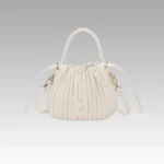 Sac à main Mia plissé blanc pour femmes, disponible chez Boutique Izamel.