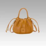 Sac à main Mia plissé caramel pour femmes, disponible chez Boutique Izamel.