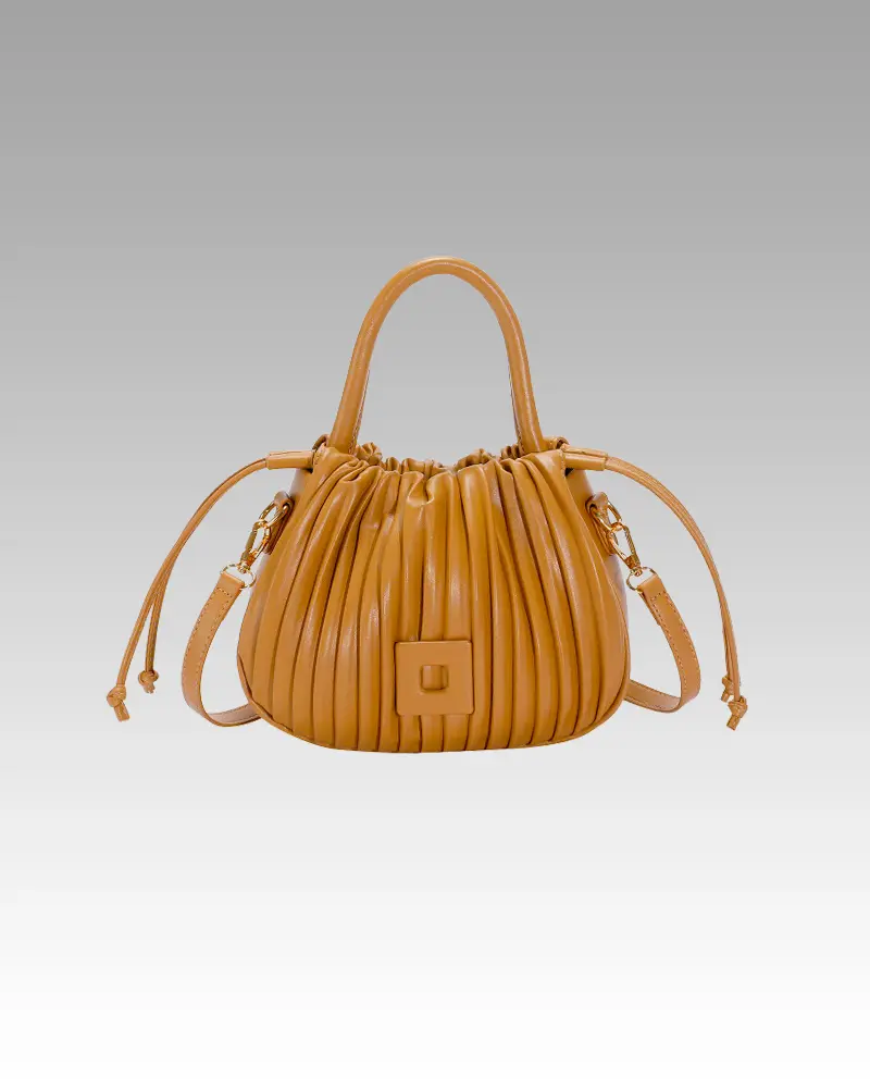 Sac à main Mia plissé caramel pour femmes, disponible chez Boutique Izamel.