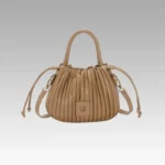 Sac à main Mia plissé crème pour femmes, disponible chez Boutique Izamel.