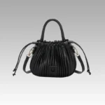 Sac à main Mia plissé noir pour femmes, disponible chez Boutique Izamel.
