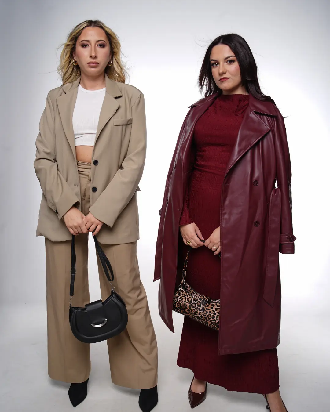 sac a bandouliere femme tenant main boutique Izamel2